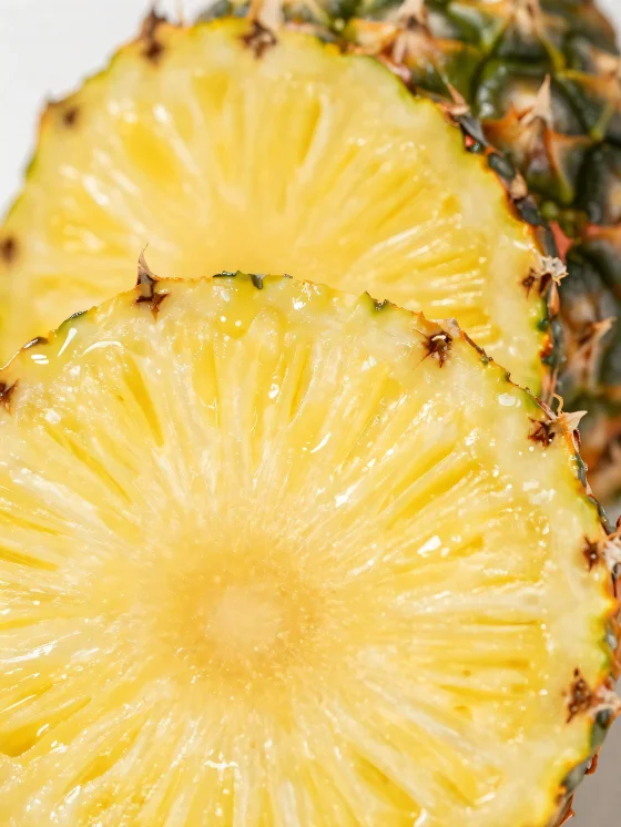 Frische, aufgeschnittene Ananas auf rustikalem Holztisch