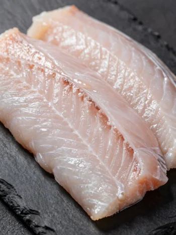 Frische Aalfilets mit Gewürzen auf einem Holzschneidebrett