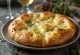 Servierte Focaccia mit Wein und Käse