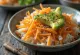 Chirashi-Bowl mit Gemüse, Reisbasis, Gurke, Karotte und Avocado