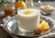 Frischer Pfefferminz-Kefir in einem Glas mit Eiswürfeln und Pfefferminzblättern