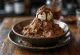 Choco-Bingsu, koreanisches Schokoladen-Eisdessert, serviert mit Schokoeis und Schokosauce