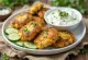 Kolokithokeftedes mit Tzatziki serviert, Gemüsepuffer mit frischen Kräutern