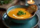 Cremige Möhrencremesuppe mit Koriander serviert