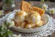 Sesam-Sundae mit Vanilleeis, Salzkaramell-Sirup und frischer Minze garniert