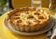 Geschnittene Brie-Walnuss-Quiche auf einem Teller