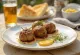 Frikadeller mit Senf serviert, ein knuspriges und köstliches Gericht
