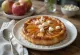 Tarte Tatin mit Quark, karamellisierter Apfelkuchen mit Blätterteig serviert