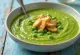 Knoblauch-Erbsencremesuppe serviert