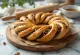 Veganer Kringle mit Walnuss und Zimt, frisch serviert