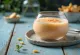 Probiotischer Kefir mit geräuchertem Paprika, dekoriert mit frischer Zitrone und Petersilie