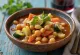 Minestrone mit Kichererbsen, viel Gemüse und Nudeln serviert