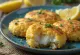 Fischfrikadellen mit Zitronenschale, serviert mit frischen Zitronenscheiben und Salat