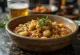 Dunkle Knoblauch-Rosmarin-Biersauce in einer Sauciere