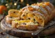 Christstollen mit kandierten Orangenschalen serviert