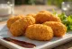 Korokke mit Rauchfleischfüllung serviert, knusprige Panade