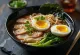 Halal Ramen serviert mit Hähnchen, Pak Choi und Ei