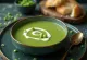 Cremige Erbsencremesuppe mit Minze serviert