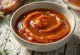 Würzige Honig-BBQ-Sauce im Glas, serviert zu Grillfleisch