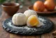 Mochi mit Mango, cremige Füllung mit frischen Mangostücken im Inneren