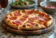 Frisch gebackene Pepperoni-Pizza mit Zwiebelringen