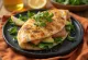 Servierte Piadina mit Lachs und Avocado