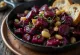 Gebackene Rote Bete mit Knoblauch serviert