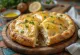 Frisch gebackene Zitronen-Knoblauch-Calzone