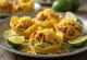 Mini-Tacos gefüllt mit Hähnchen, Avocado und Käse