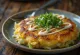 Okonomiyaki mit Koriander, gleichmäßig gebraten, serviert mit frischem Kohl und Koriander