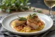 Klassisches Saltimbocca aus Kalbfleisch, serviert mit Parmaschinken, Salbei und Weißweinsauce