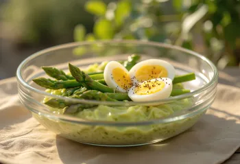Prebiotischer Spargel-Eier-Salat mit Rucola, roten Zwiebeln und Zitronendressing serviert