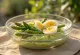 Prebiotischer Spargel-Eier-Salat mit Rucola, roten Zwiebeln und Zitronendressing serviert