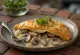 Frisch gebackene Calzone mit Zwiebel-Pilz-Füllung