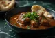 Nihari mit Rindfleisch, gekocht in reichhaltiger würziger Sauce, garniert mit frischem Koriander
