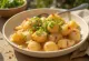 Servierter BBQ-Kartoffelsalat mit Mayonnaise