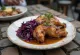 Servierte Entenkeule mit Apfelrotkohl