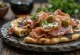 Piadina serviert mit Schinken und grünen Oliven