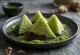 Yatsuhashi mit Schokolade serviert
