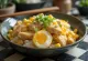 Oyakodon mit Maisfüllung serviert mit gegrilltem Hähnchen und frischem Koriander