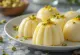 Serviertes Malai Kulfi Eis, dekoriert mit Rosenblüten und Erdnüssen