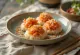 Inarizushi mit Kimchi, reiches und würziges japanisches Gericht, mit Sesam bestreut