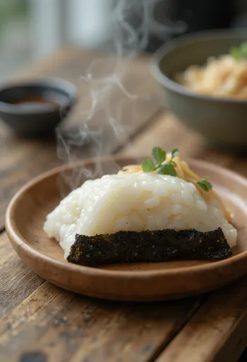 Onigiri mit Knoblauch-Miso-Füllung, Reisbällchen mit Algen verziert