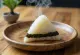 Onigiri mit Knoblauch-Miso-Füllung, Reisbällchen mit Algen verziert