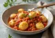 Vegane Gnocchi mit Tomatensauce auf einem Teller