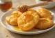 Glutenfreie Sopaipilla mit Sauerrahm und Honig serviert