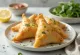 Servierte Samosas mit Kichererbsen und Koriander