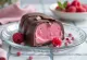 Serviertes Magnum Himbeere Eis mit Schokoladenüberzug