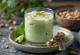 Minz-Lassi im Glas, mit Eiswürfeln garniert