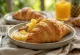 Frisch gebackene Hawaii-Croissants mit Ananas